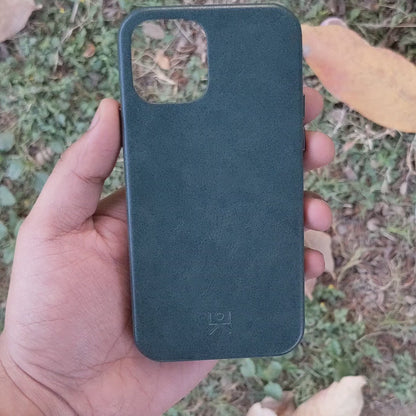 Modern Vintage Leather Case: iPhone 12 Series