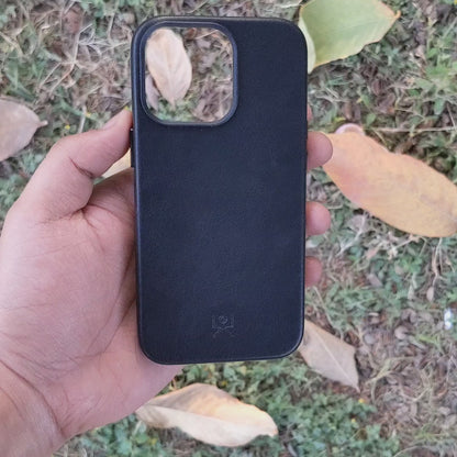 Modern Vintage Leather Case: iPhone 13 Series