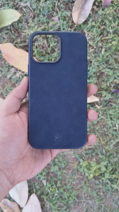 Modern Vintage Leather Case: iPhone 13 Series