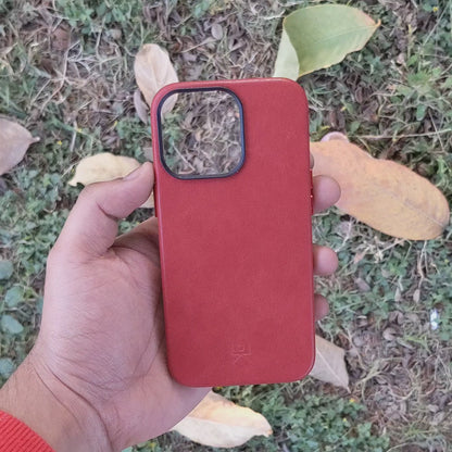 Modern Vintage Leather Case: iPhone 13 Series