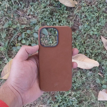 Modern Vintage Leather Case: iPhone 13 Series