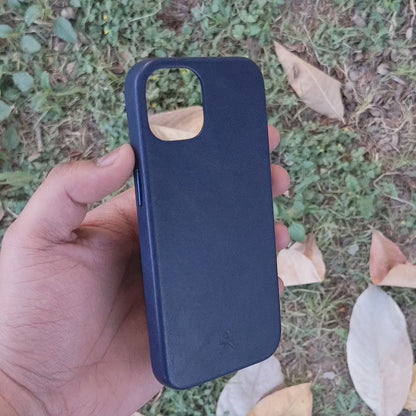 Modern Vintage Leather Case: iPhone 13 Series