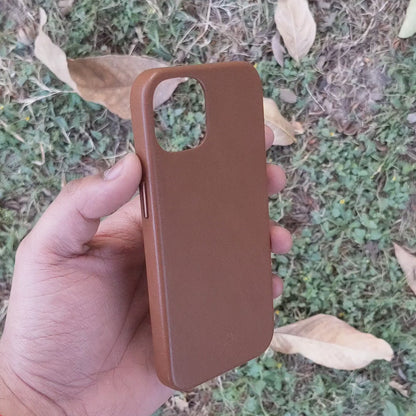 Modern Vintage Leather Case: iPhone 13 Series