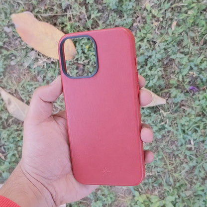 Modern Vintage Leather Case: iPhone 13 Series